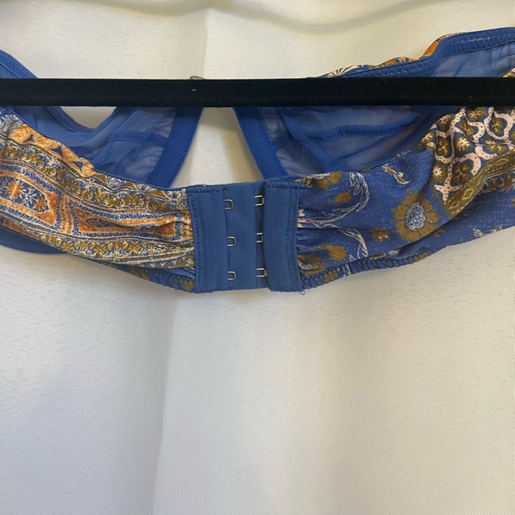 Urban Outfitter’s Convertible Bra - Picture 3 of 8